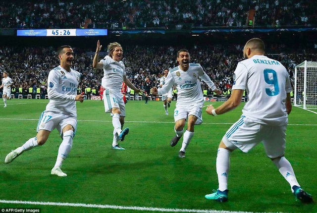 Những khoảnh khắc kinh điển ở đại chiến Real Madrid 2-2 Bayern Munich - 14
Benzema ăn mừng bàn thắng nâng tỷ số lên 2-1 cho Real Madrid ở phút 46