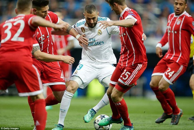 Những khoảnh khắc kinh điển ở đại chiến Real Madrid 2-2 Bayern Munich - 10
Benzema trong vòng vây 4 hậu vệ Bayern Munich
