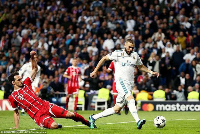 Những khoảnh khắc kinh điển ở đại chiến Real Madrid 2-2 Bayern Munich - 5
Benzema trong lần hiếm hoi được đá chính đã tỏa sáng với cú đúp vào lưới Bayern Munich