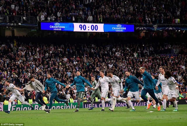Những khoảnh khắc kinh điển ở đại chiến Real Madrid 2-2 Bayern Munich - 2
Niềm vui của Real Madrid sau khi cầm hòa Bayern 2-2 sau 90+7 phút thi đấu nghẹt thở