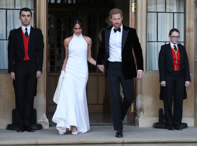 Cô dâu Hoàng gia Meghan rạng ngời trong hai bộ váy cưới “thường dân” - 6
Nếu chiếc váy đầu tiên được nhận xét là khá giản dị và truyền thống, bộ váy cưới thứ hai của Meghan được cho là hiện đại hơn. (Ảnh: Reuters)