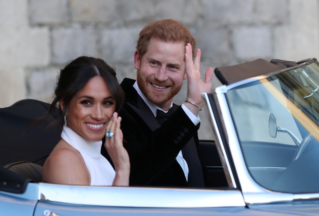 Cô dâu Hoàng gia Meghan rạng ngời trong hai bộ váy cưới “thường dân” - 9
Như vậy, cô dâu mới của Hoàng gia đã chọn hai thương hiệu Givenchy và Stella McCartney cho những chiếc váy trong ngày trọng đại của mình mặc dù rất nhiều thương hiệu thời trang có tên tuổi được dự đoán như Erdem, Ralph& Russo.