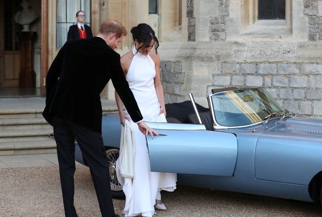 Cô dâu Hoàng gia Meghan rạng ngời trong hai bộ váy cưới “thường dân” - 7
Đây là chiếc váy của thương hiệu thời trang Stella McCartney, thương hiệu mang tên một người bạn của Meghan.