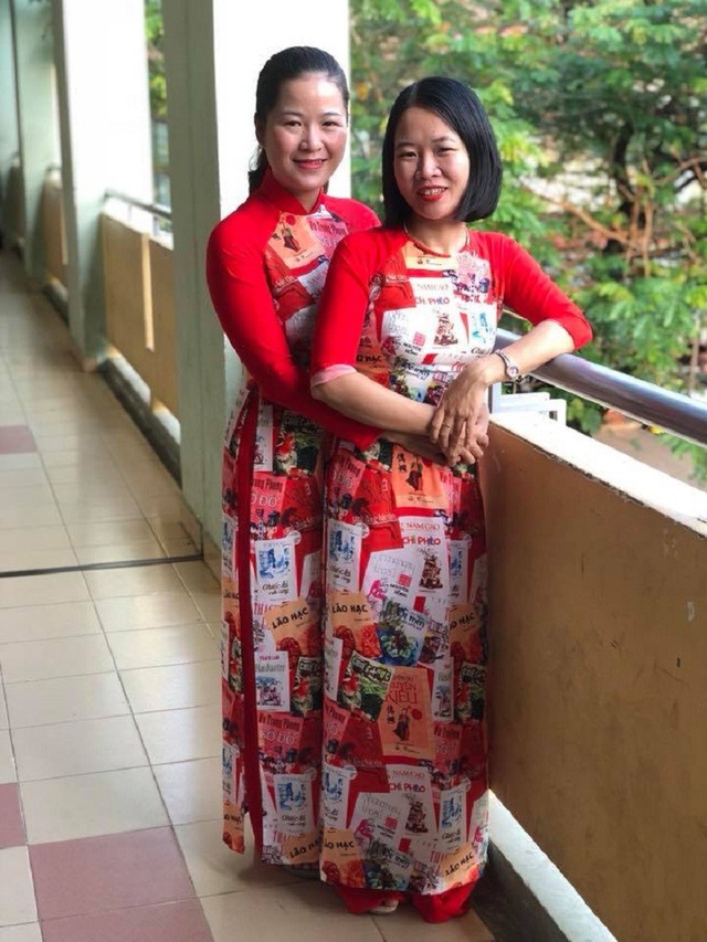 Các cô giáo mặc áo dài in hình tác phẩm văn học "sốt" trên mạng - 3 Cô Trang Như và đồng nghiệp