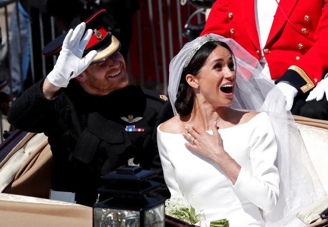 Cô dâu Hoàng gia Meghan rạng ngời trong hai bộ váy cưới “thường dân” - 4
Để ca ngợi sự giản dị của váy cưới dành cho cô dâu Meghan, New York Times bình luận: Đó là chiếc váy cưới được làm cho một người bình thường, không phải công chúa. (Ảnh: Reuters)