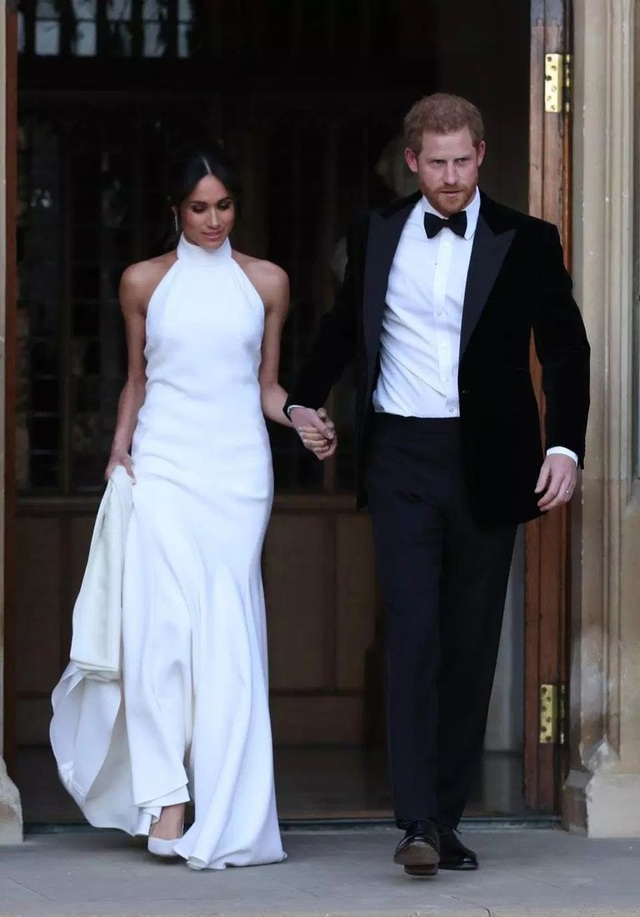 Cô dâu Hoàng gia Meghan rạng ngời trong hai bộ váy cưới “thường dân” - 8
Váy được làm từ lụa cao cấp với thiết kế cổ cao, tay khoét sâu để lộ vai trần kết hợp với đôi giày thương hiệu Aquazarra cùng tông trắng. (Ảnh: Reuters)