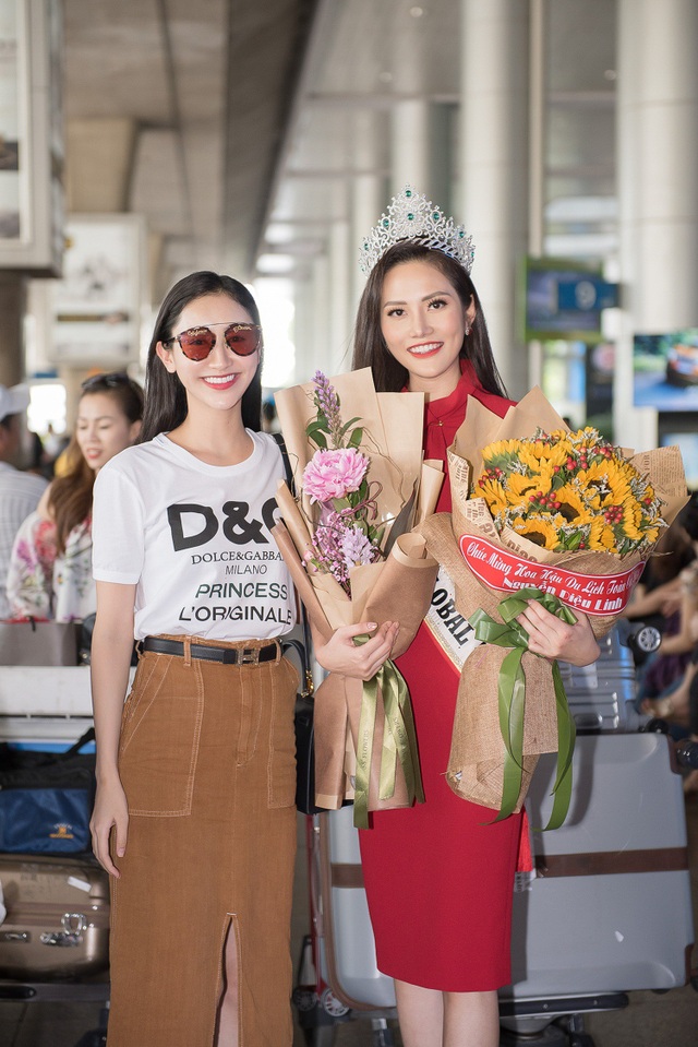 Nữ hoàng Du lịch toàn cầu 2018 về nước sau sự cố “quên” trao vương miện - 4 Hiện tại, Hà Thu cũng đang tất bật với việc ghi hình những chương trình giải trí mới nhưng cũng dành thời gian ra sân bay đợi và chúc mừng Diệu Linh. Hai người đẹp đã tay bắt mặt mừng ngay khi gặp nhau ngoài sân bay. Hà Thu không quên chúc mừng thành tích tốt mà Diệu Linh đã đạt được tại Thái Lan, hai nhan sắc Việt cũng cùng nhau ghi lại những khoảnh khắc đẹp.