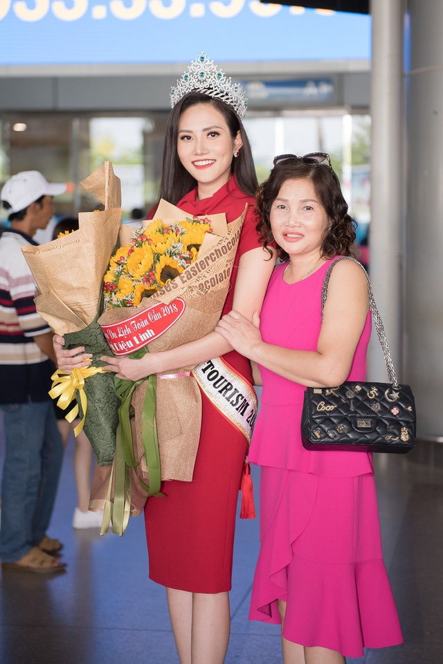 Nữ hoàng Du lịch toàn cầu 2018 về nước sau sự cố “quên” trao vương miện - 5 Đi cùng Nguyễn Diệu Linh cũng có mẹ của cô. Trước đêm chung kết 1 ngày, mẹ cô đã bay sang Thái Lan để ủng hộ tinh thần con gái. Sau đêm Chung kết, mẹ của Diệu Linh cũng nán lại Thái Lan để chờ cô con gái yêu quý tham gia các hoạt động sau cuộc thi trước khi cùng Diệu Linh bay về Việt Nam.