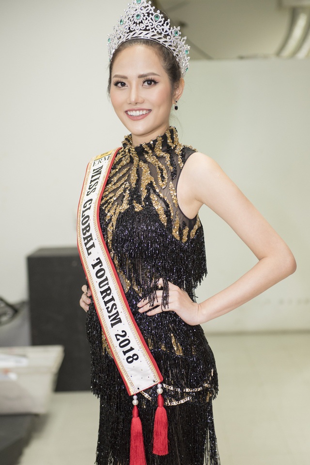 Nữ hoàng Du lịch toàn cầu 2018 về nước sau sự cố “quên” trao vương miện - 12 Sau cuộc thi, với danh hiệu Miss Global Tourism 2018 vừa nhận được, Nguyễn Diệu Linh hiện có nhiều dự án, hoạt động để bắt tay vào tham gia. Trong đó, cô dự định sẽ trở về quê hương Hải Phòng thăm gia đình sau thời gian dài công tác xa nhà và lên kế hoạch tổ chức các hoạt động thiện nguyện chia sẻ khó khăn với bà con nơi quê nhà…