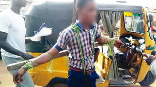 Học sinh Nigeria bị trói và quất bằng roi vì đi học muộn - 1 Phát ngôn viên cảnh sát chứng kiến vụ việc trên đường phố Nigeria mô tả hình phạt này là hành động man rợ (Ảnh: Punch).
