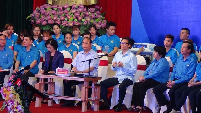 Thủ tướng đối thoại với gần 1.000 công nhân lao động vùng đồng bằng sông Hồng - 4 Thủ tướng Nguyễn Xuân Phúc và Phó Thủ tướng Vũ Đức Đam trả lời những thắc mắc của công nhân