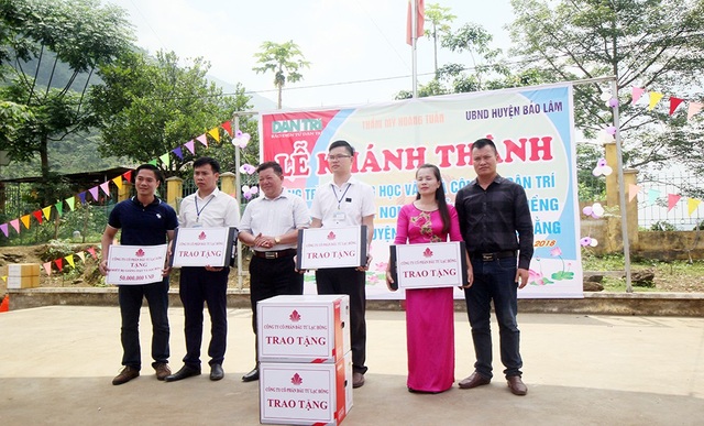 Khánh thành công trình phòng học và nhà công vụ Dân trí thứ 16 tại Cao Bằng - 10
Công ty CP Đầu tư Lạc Hồng trao tặng Trường mầm non và Trường tiểu học Nà Kiềng 3 bộ máy vi tính xách tay và 2 máy in
