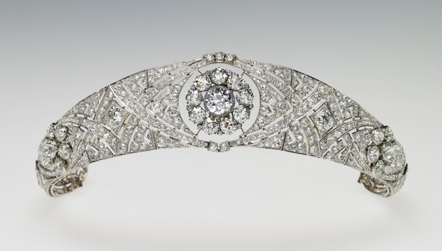 Bí mật chiếc vương miện kim cương của cô dâu Meghan - 2
Cận cảnh chiếc vương miện (Ảnh: Reuters)