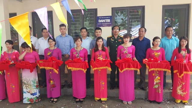 Khánh thành công trình phòng học và nhà công vụ Dân trí thứ 16 tại Cao Bằng - 13
Các đại biểu cắt băng khánh thành công trình phòng học và nhà công vụ Dân trí tại Trường mầm non Nà Kiềng và Trường tiểu học Nà Kiềng