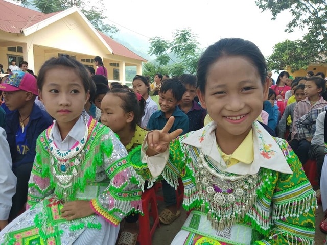 Khánh thành công trình phòng học và nhà công vụ Dân trí thứ 16 tại Cao Bằng - 4
Niềm vui của các em học sinh Trường tiểu học và Trường mầm non Nà Kiềng nhân dịp khánh thành công trình phòng học và nhà công vụ Dân trí
