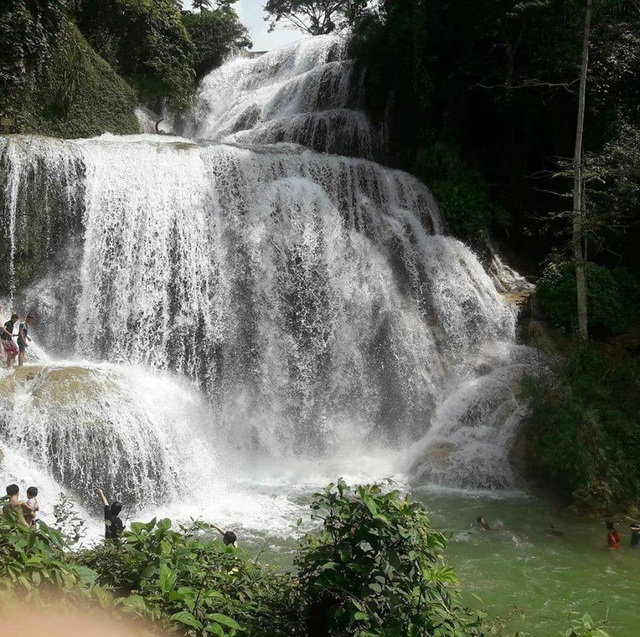 "Phát sốt” với thác nước đẹp như tiên cảnh ngay gần Hà Nội - 5 Thác Mu vẫn chưa được nhiều người biết đến nên cảnh vật ở đây vẫn còn khá hoang sơ, các dịch vụ cũng chưa nhiều. Nhưng bù lại, khung cảnh nơi đây ít chịu tác động của bàn tay con người nên vẫn giữ được nét đẹp tự nhiên của bản làng, rừng núi.