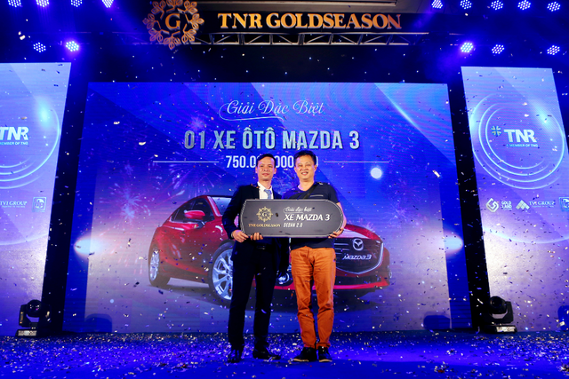 Mua nhà đẹp bất ngờ trúng xe sang với TNR GoldSeason - 1
Anh Nguyễn Duy Hải - khách hàng may mắn trúng chiếc Mazda 3 Sedan 2.0 tại sự kiện