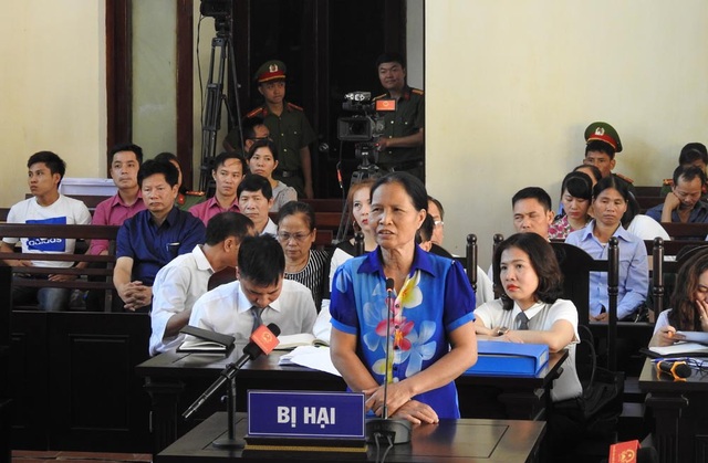 Vụ án chạy thận: Gia đình bị hại mong bị cáo Hoàng Công Lương được tuyên vô tội - 1 Đại diện một gia đình bị hại được tòa đề nghị lên vị trí khai báo.