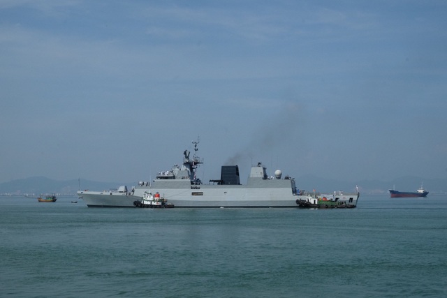 Đi cùng tàu khu trục Ins Sahyadry đến Đà Nẵng có tàu chở dầu Ins Shakti và tàu hộ tống Ins Kamorta