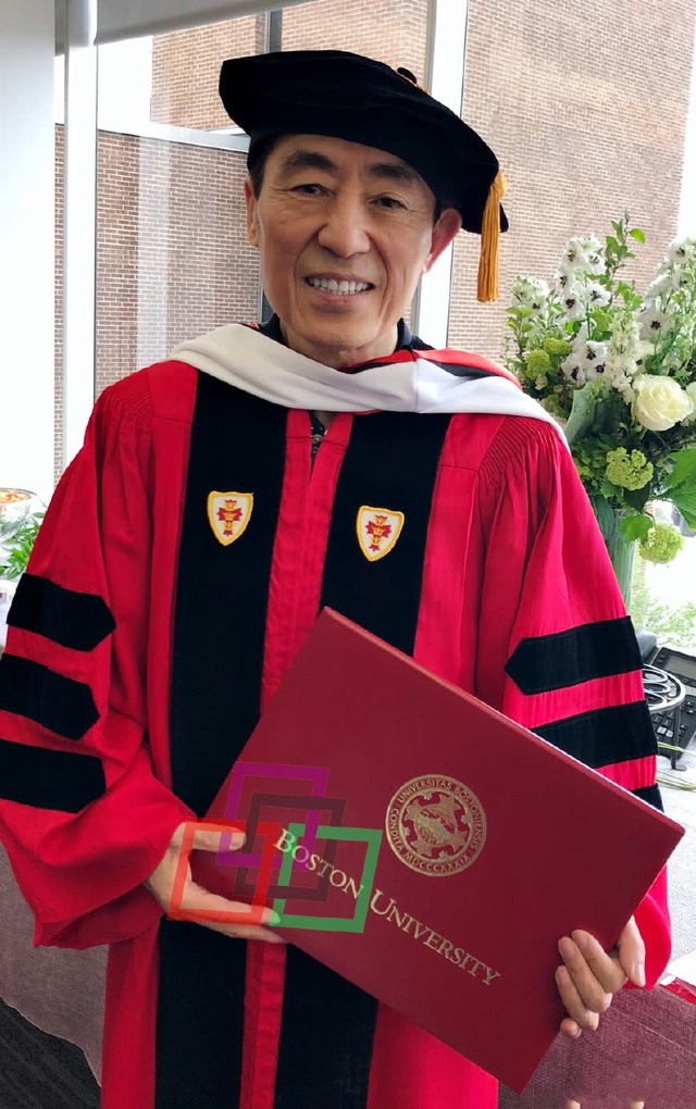 Đạo diễn Trương Nghệ Mưu nhận bằng Tiến sỹ của trường đại học tại Mỹ - 1
Đạo diễn Trương Nghệ Mưu nhận bằng tiến sỹ tại Mỹ, ngày 20/5.