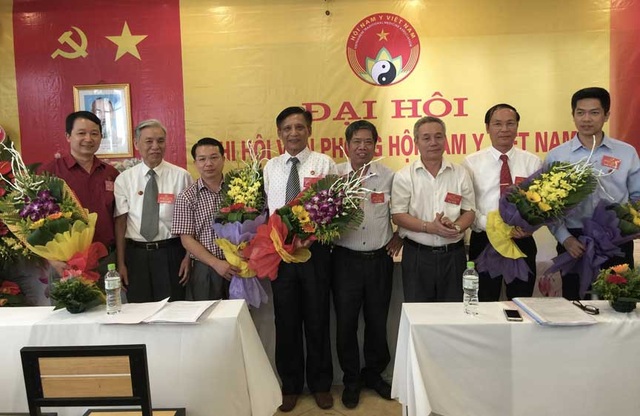 Hội Nam Y - Ngôi nhà chung của những người tâm huyết với thuốc Nam - 1
Thầy thuốc Ưu tú, Lương y, Dược sĩ chuyên khoa 2, Chuyên viên cao cấp Nguyễn Đức Đoàn, Chủ tịch Hội Nam y Việt Nam nhiệm kỳ (2017 - 2022) (đứng thứ 2 từ trái sang) cùng ban chấp hành chi hội văn phòng Hội Nam Y