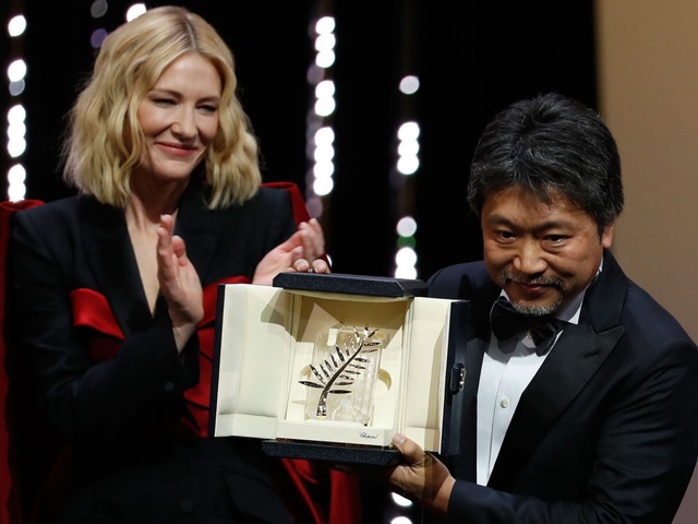 Phim về đề tài gia đình giành giải Cành cọ vàng tại LHP Cannes 2018 - 2
Đạo diễn người Nhật - Hirokazu Kore-eda nhận giải Cành cọ vàng trong đêm trao giải của LHP Cannes 2018, tối 20/5.