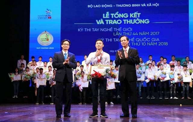 “Thi nghề giúp bạn trẻ nâng trình độ và năng suất lao động cho mình…” - 1
Phó Thủ tướng Vũ Đức Đam và Bộ trưởng Đào Ngọc Dung trao giải tới thí sinh đoạt giải. (Ảnh: M.D)