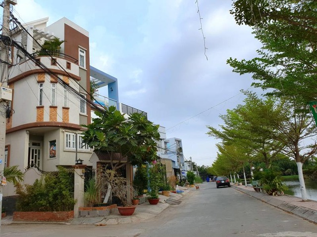 Khốn khổ cảnh mua đất, xây nhà khang trang rồi mỏi mòn chờ sổ đỏ - 1 Những ngôi nhà khang trang tại khu dân cư bắc Phong Phú (ấp 5, xã Phong Phú, huyện Bình Chánh) đã nhiều năm xây dựng hoàn chỉnh nhưng vẫn chưa có sổ.