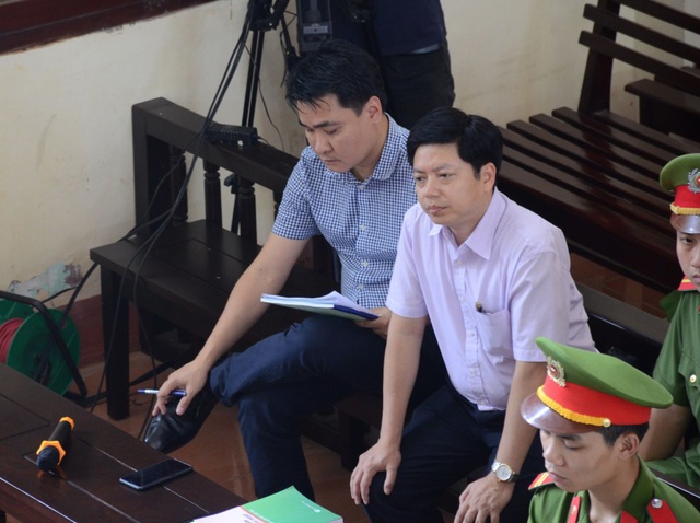 Xử vụ chạy thận tử vong: Tòa "ngăn" đại diện Bộ Y tế trả lời luật sư - 1
2 trong số 3 vị đại diện của Bộ Y tế trong phiên xét xử chiều 22/5.