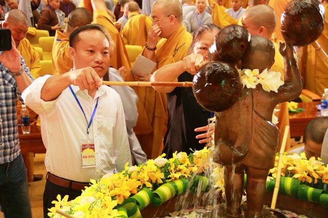 Linh thiêng lễ tắm Phật tại ngôi chùa lớn nhất Việt Nam - 11 Linh thiêng lễ tắm Phật tại ngôi chùa lớn nhất Việt Nam - 11