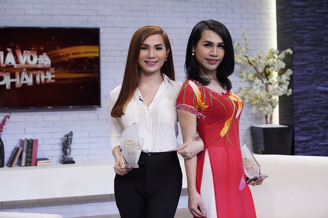 Hoa hậu Hương Giang trốn gặp bố 4 tháng sau khi phẫu thuật chuyển giới - 3 Cặp chị em bé Hai - bé Ba lần đầu tiên xuất hiện trên truyền hình để chia sẻ về quãng thời gian khó khăn trước kia khi mới bắt đầu chuyển giới.