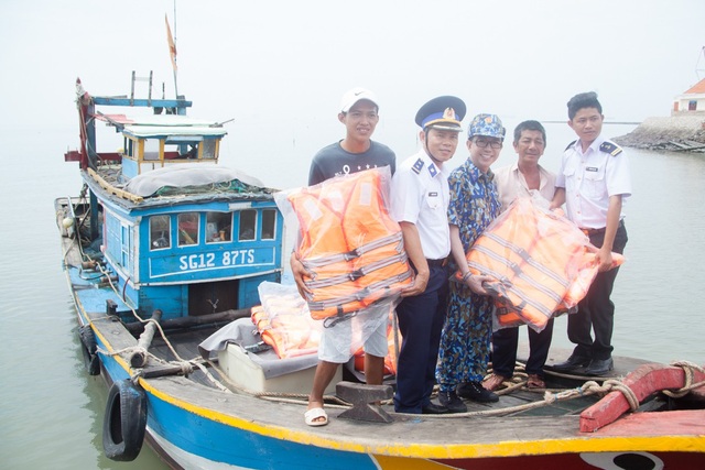 Long Nhật mang tình yêu biển đảo đến với bà con biển Cần Giờ - 6 Trong chuyến đi, Long Nhật cùng với các chiến sĩ bộ đội, cảnh sát biển mang theo rất nhiều quà. Cả đoàn quyết tặng thêm áo phao bên cạnh các loại nhu yếu phẩm khác cho bà con phòng thân vì Cần Giờ cũng là rốn bão lũ của TPHCM.