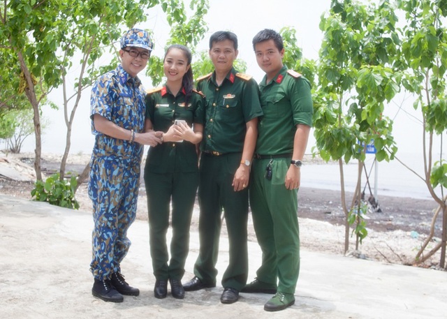 Long Nhật mang tình yêu biển đảo đến với bà con biển Cần Giờ - 5 Long Nhật gặp riêng từng người, bắt tay, chỉnh lại nón mũ rồi hỏi thăm các chiến sĩ. Họ nói, ở đây ít khi được gặp ca sĩ lắm, không giống những vùng khác nên điều kiện đi lại còn khó khăn, ca sĩ cũng không ra đảo hát nhiều nên mấy anh em thấy có đoàn văn nghệ là mừng rỡ lắm.