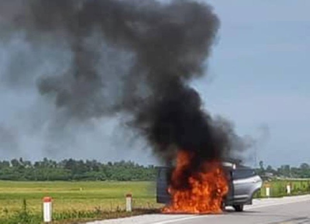Xe tải bất ngờ bốc cháy, người đi đường tháo chạy - 3 Ngọn lửa bùng phát ở phần đầu xe
