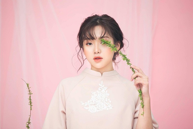 Nữ sinh trường Báo vào vai “bạn gái” ngọt ngào trong MV mới của Isaac - 5 Phương Lan ngoài đời cũng là một mẫu ảnh đắt show