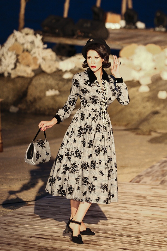 Trang Trần hầm hố với môtô, Trương Thị May ngồi thuyền thúng lên sàn catwalk - 3 Trang Trần từng là một trong những người mẫu đắt giá của làng mẫu Việt khoảng 10 năm trước. Thời gian hiện tại dù không xuất hiện nhiều trên các sàn catwalk nhưng cô người mẫu nổi tiếng cá tính này vẫn là một trong những tên tuổi gây chú ý của làng giải trí.