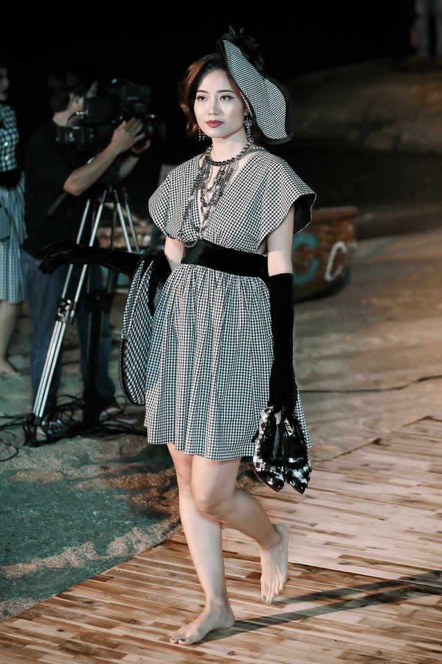 Trang Trần hầm hố với môtô, Trương Thị May ngồi thuyền thúng lên sàn catwalk - 9 Trang Trần hầm hố với môtô, Trương Thị May ngồi thuyền thúng lên sàn catwalk - 9