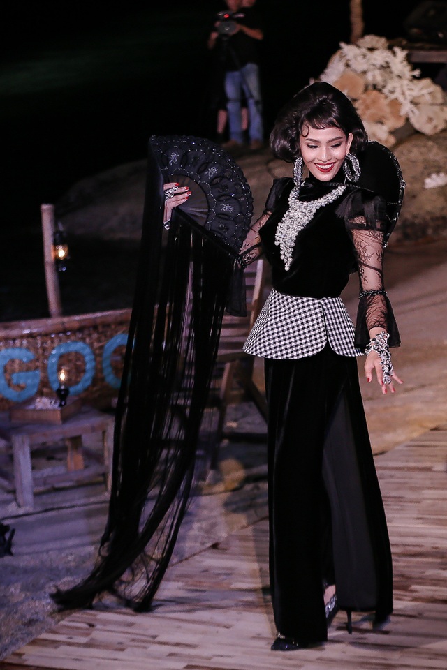Trang Trần hầm hố với môtô, Trương Thị May ngồi thuyền thúng lên sàn catwalk - 1 Trương Thị May trình diễn catwalk trong những tràng pháo tay của khán giả. Cô sải bước đi uyển chuyển trên sàn catwalk đặc biệt bằng gỗ chạy dài dọc theo bãi cát trắng ngay cạnh bờ biển Ninh Thuận.