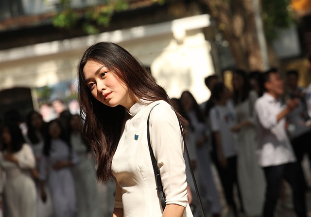 "Hot girl" trường Phan Đình Phùng trong ngày chia tay tuổi học trò - 5 Vừa đi học lại đi chụp hình tưởng sẽ bận rộn và mất nhiều thời gian nhưng San cho biết cũng không thực sự vất vả, áp lực vì chủ yếu San chỉ nhận đi chụp nhiều khi nghỉ hè nên việc học tập không bị ảnh hưởng. Trong thời gian cuối cấp này, cứ 1-2 tuần San mới nhận đi chụp hình 1 buổi còn dành hoàn toàn thời gian cho học tập. Nhiều năm liền 10x đều đạt kết quả học tập tốt.