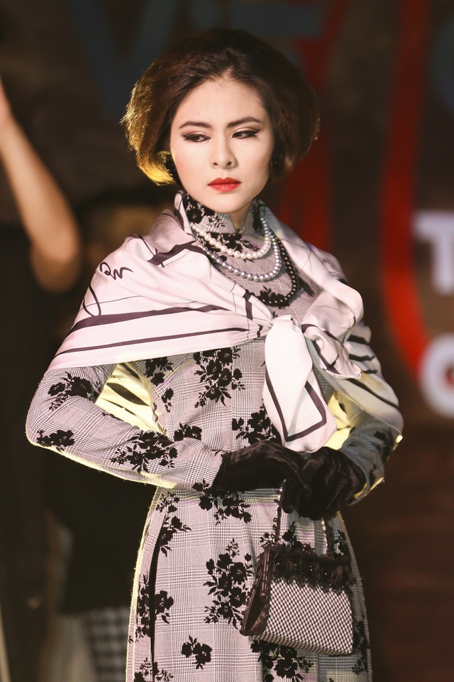 Trang Trần hầm hố với môtô, Trương Thị May ngồi thuyền thúng lên sàn catwalk - 5 Gái một con Vân Trang tự tin thể hiện vai trò người mãu tay ngang.