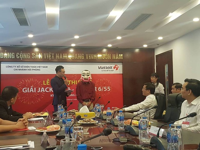 Người nhận giải Vietlott: "Biết trúng 300 tỷ đồng, tim đập nhiều hơn chút" - 1
Người trúng Vietlott 300 tỷ đồng đeo mặt nạ ông địa nhận giải.