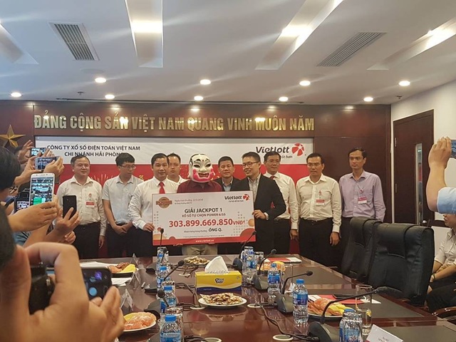 Người nhận giải Vietlott: "Biết trúng 300 tỷ đồng, tim đập nhiều hơn chút" - 2
Sau khi trừ thuế thu nhập cá nhân, người trúng thưởng được lĩnh hơn 273,5 tỷ đồng.