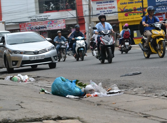 4 chủ tịch phường bị phê bình vì để rác bịt cống - 1 Rác thải sinh hoạt bị người dân vứt bỏ ngay trên miệng cống thu nước ở một tuyến phố tại TP Biên Hòa