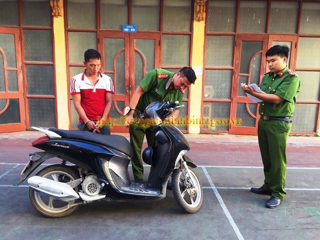 Khởi tố người chồng dùng dây sạc điện thoại thắt cổ vợ đang mang bầu - 1
Đối tượng Nguyễn Hữu Cường cùng chiếc xe máy của chị D. bị Công an bắt giữ. (Ảnh: Công an Ninh Bình)