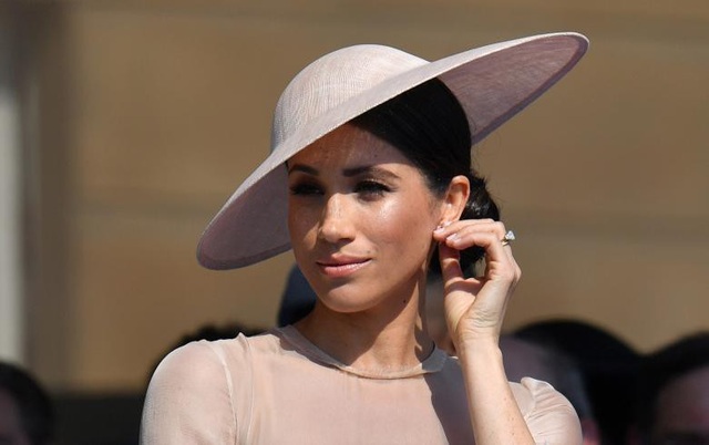 Công nương Anh Meghan lần đầu dự sự kiện sau đám cưới cổ tích - 3 Tới dự sự kiện tại Cung điện Buckingham, Công nương Meghan đã chọn bộ váy liền thân màu hồng nhạt kết hợp cùng giày và mũ đồng màu. (Ảnh: Reuters)