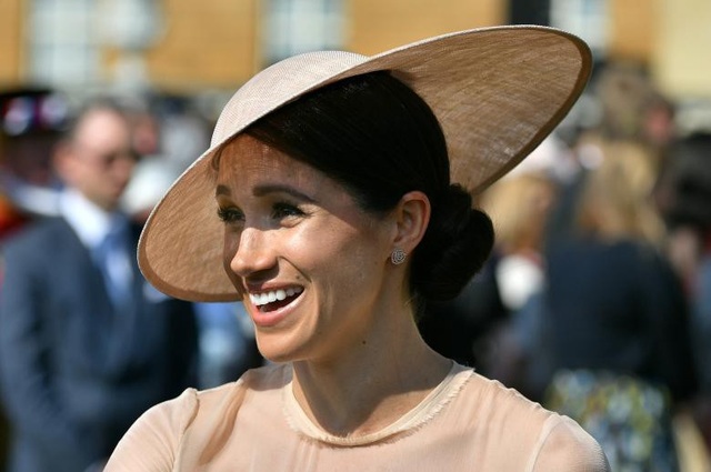 Công nương Anh Meghan lần đầu dự sự kiện sau đám cưới cổ tích - 7 Công nương Meghan chọn kiểu tóc quen thuộc với phụ kiện cầm tay đồng màu với trang phục. (Ảnh: Reuters)