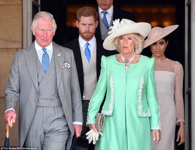 Công nương Anh Meghan lần đầu dự sự kiện sau đám cưới cổ tích - 9 Công nương Meghan, 37 tuổi, đã mang tước hiệu Nữ công tước xứ Sussex sau khi kết hôn với Hoàng tử Harry, đưa cô từ vị trí thường dân trở thành thành viên của Hoàng gia Anh. (Ảnh: REX)
