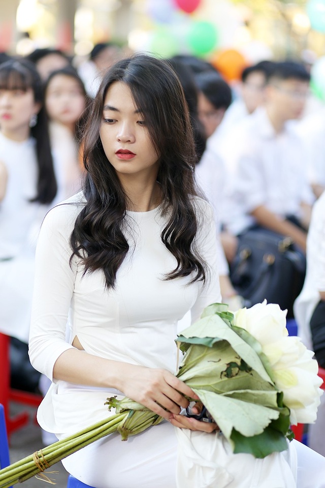Ngắm vẻ đẹp của nữ sinh trường Bưởi trong tà áo dài ngày bế giảng - 3
Nét duyên dáng, e ấp của nữ sinh lớp 12