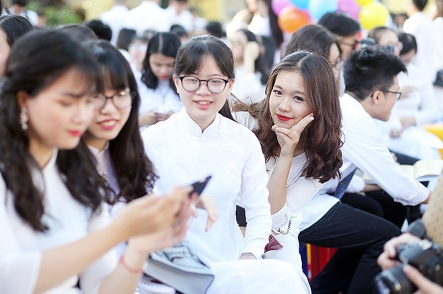 Ngắm vẻ đẹp của nữ sinh trường Bưởi trong tà áo dài ngày bế giảng - 4 Ngắm vẻ đẹp của nữ sinh trường Bưởi trong tà áo dài ngày bế giảng - 4