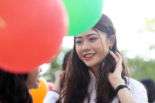 Ngắm vẻ đẹp của nữ sinh trường Bưởi trong tà áo dài ngày bế giảng - 5
Nụ cười dịu dàng